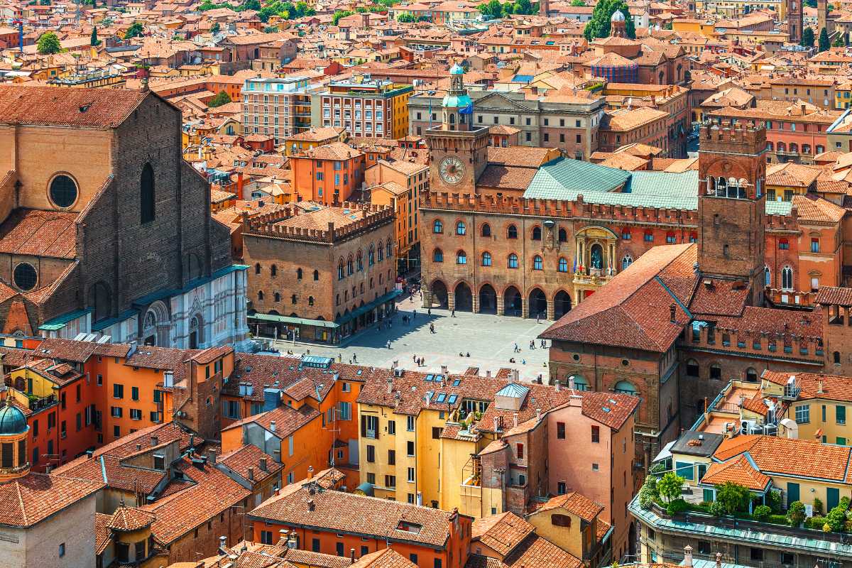 Bologna, vista dei portici e della Torre degli Asinelli, famiglie in passeggiata