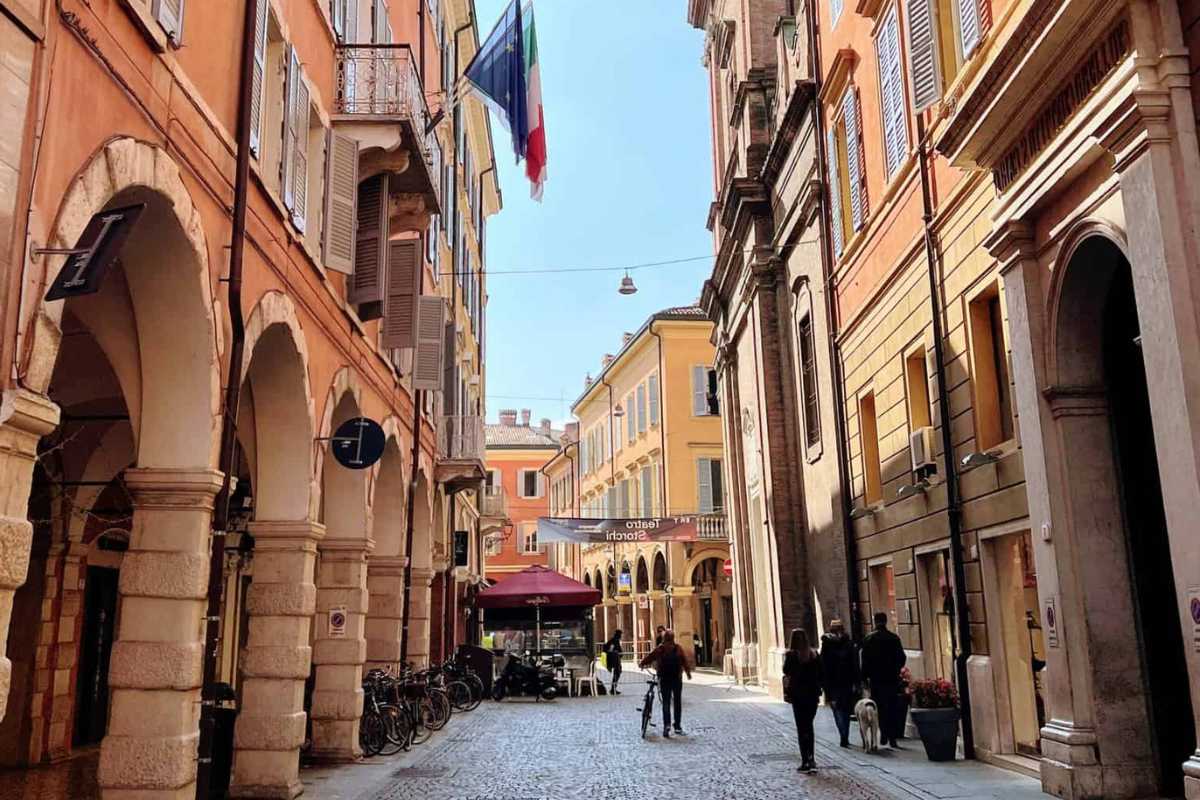 Vista panoramica di Modena con il Duomo e le automobili, cattura l'essenza della città