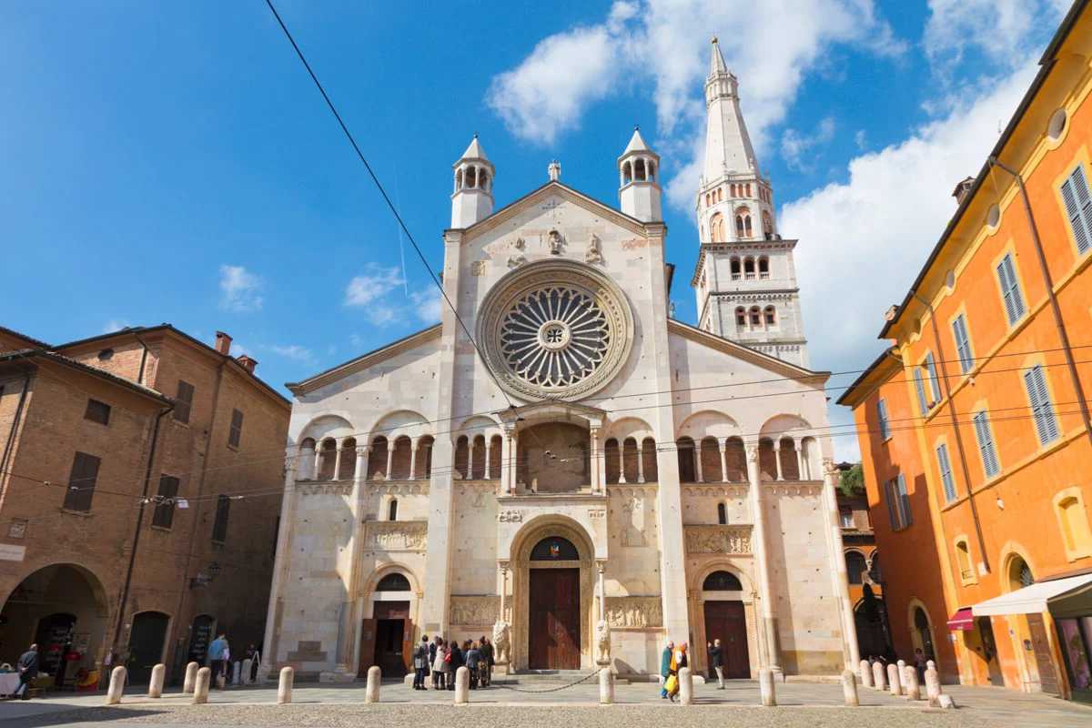 Interno del Duomo di Modena, cattura la bellezza architettonica e l'atmosfera della città