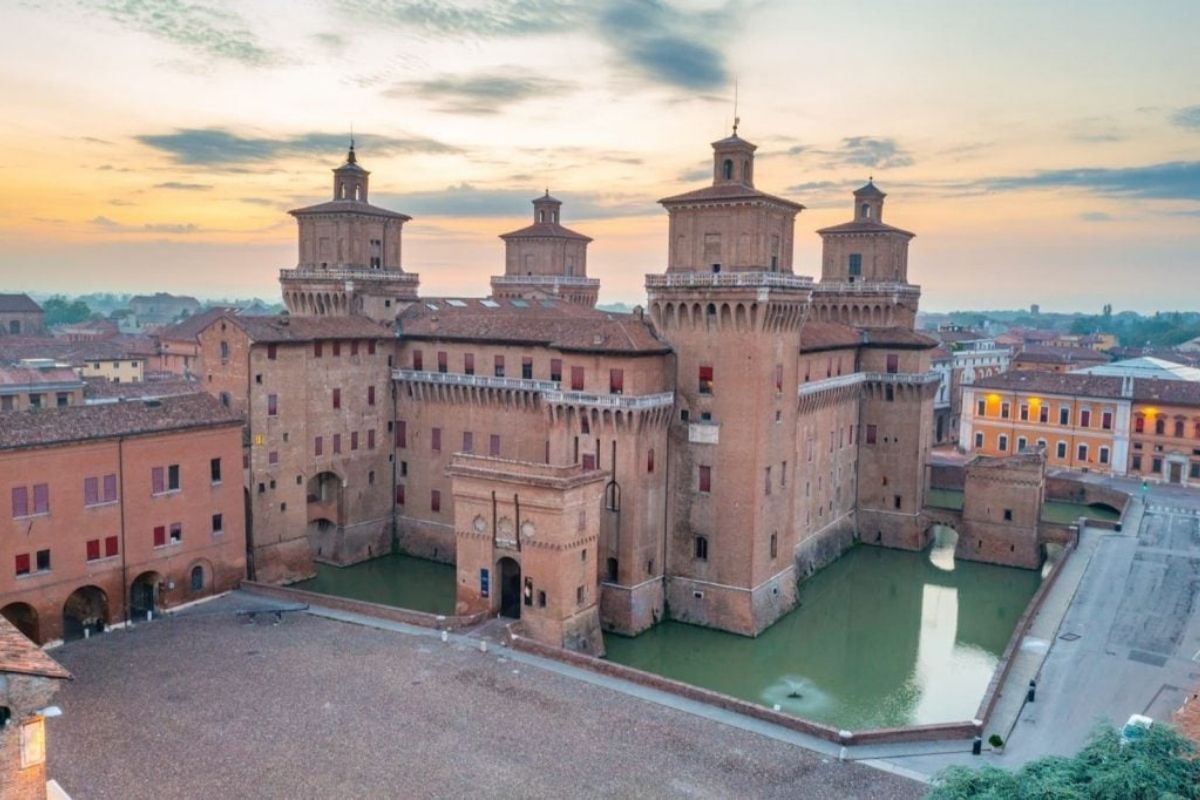 Vista panoramica di Ferrara con il Castello Estense in evidenza