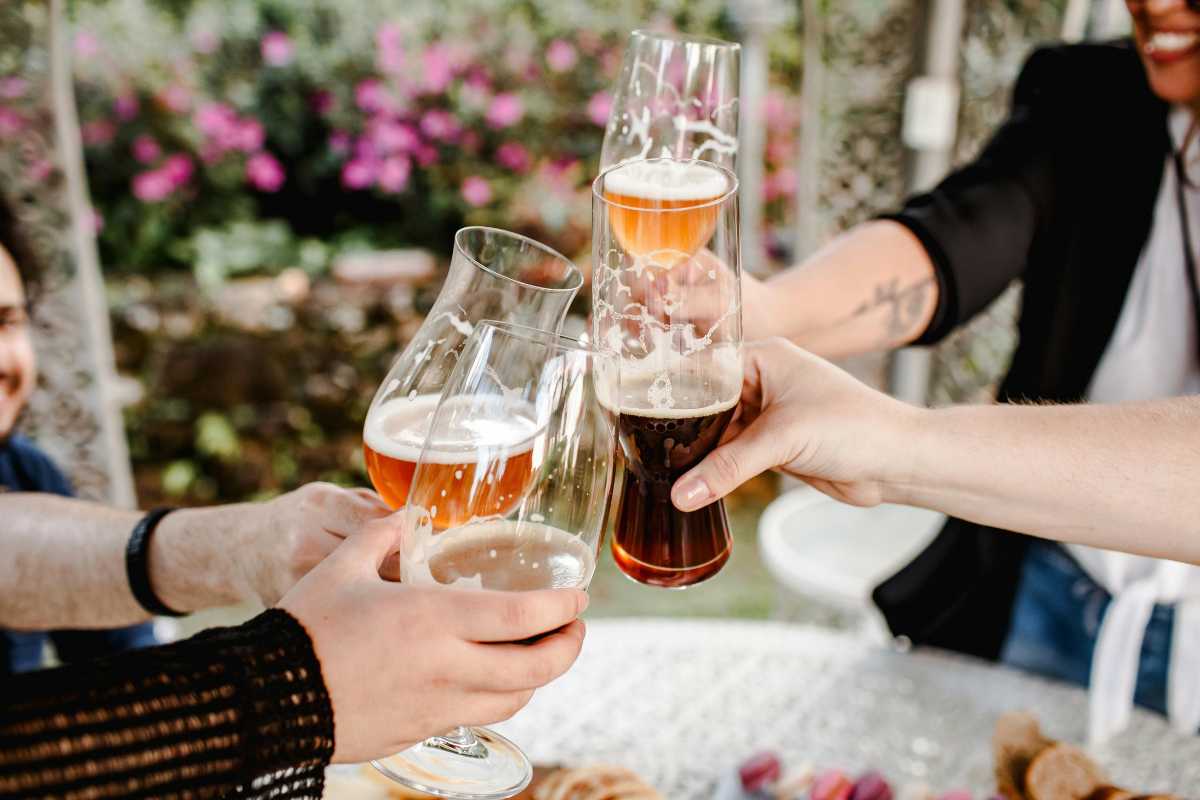 Cucina tipica di Parma con piatti tradizionali serviti