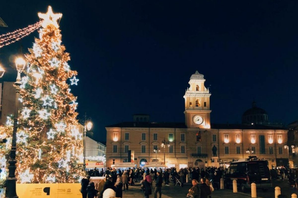 Rappresentazione del Mercatino di Natale a Parma con luci e decorazioni festive.