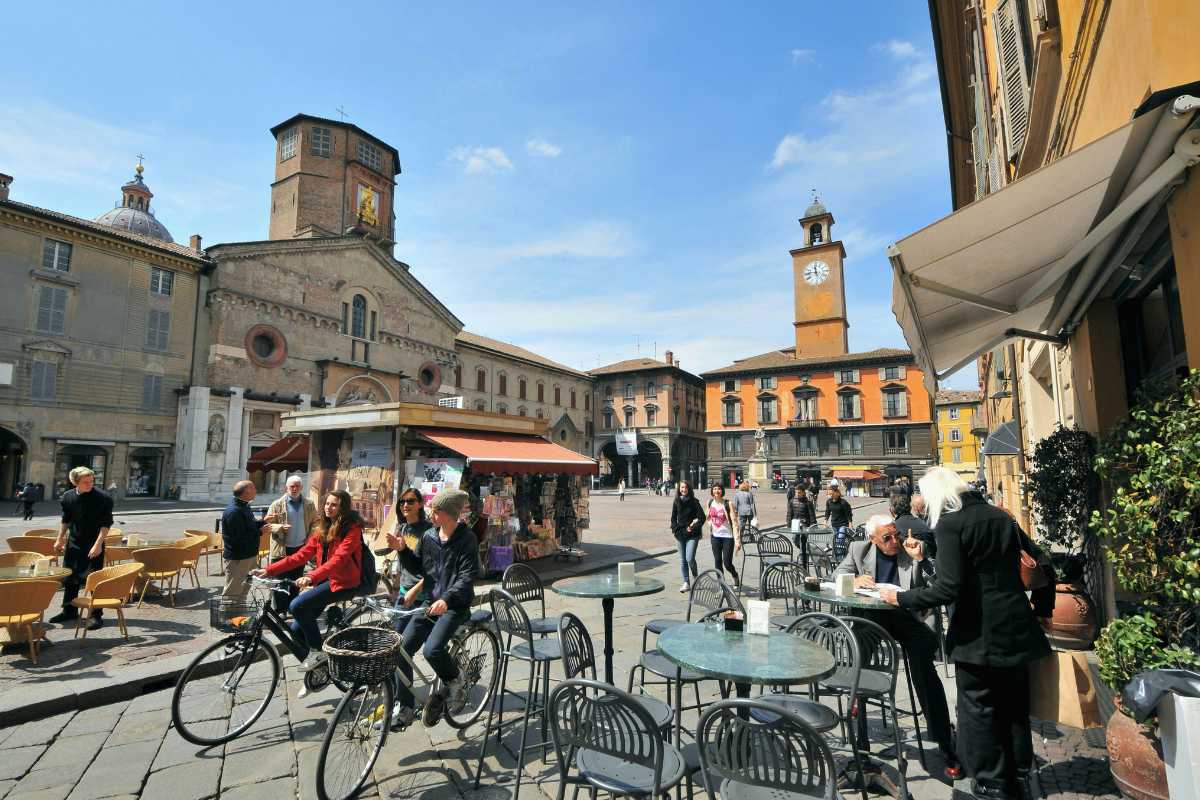 Vista panoramica di Reggio Emilia con evidenti simboli culturali e storici