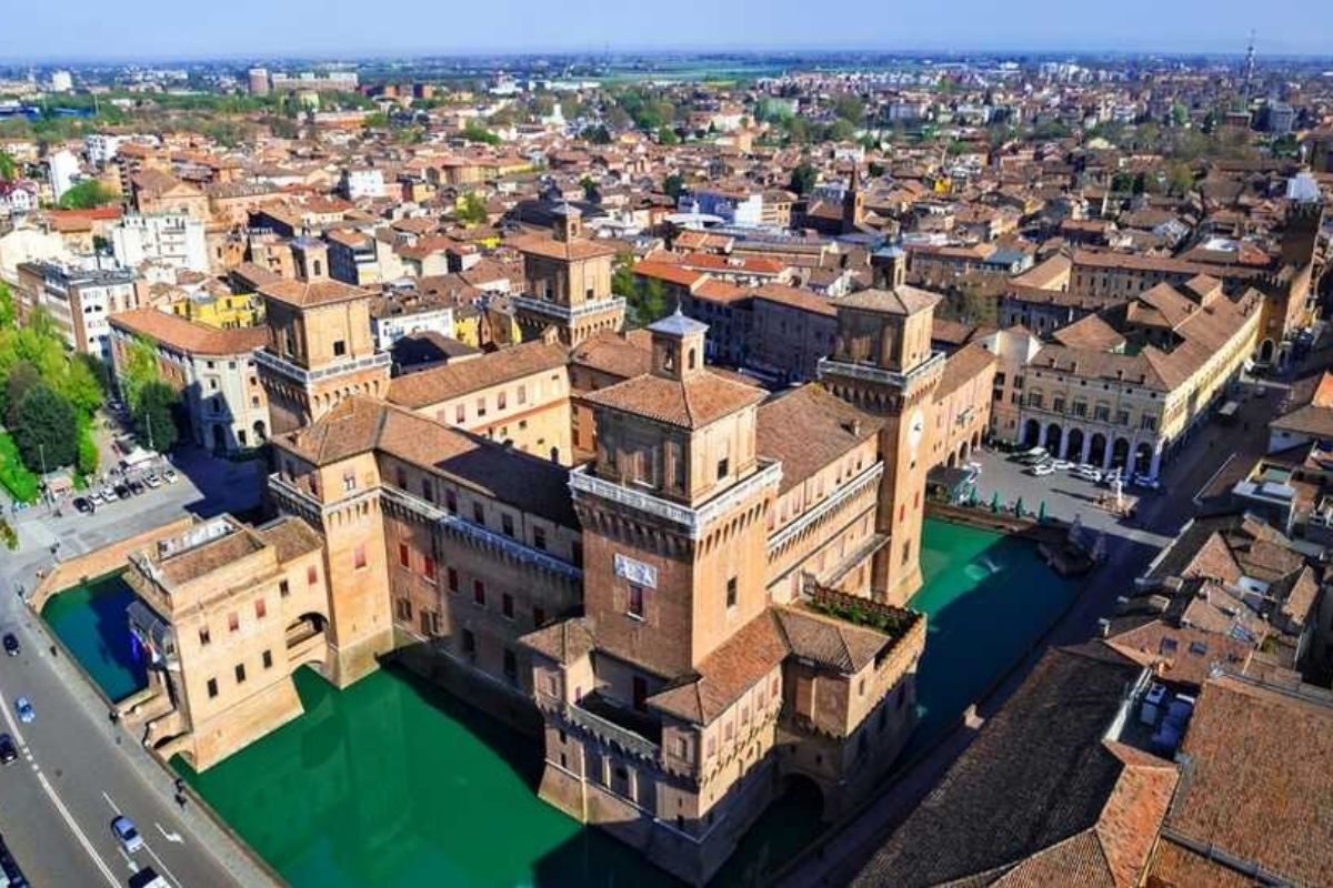 Panorama di Ferrara con il Castello Estense in evidenza