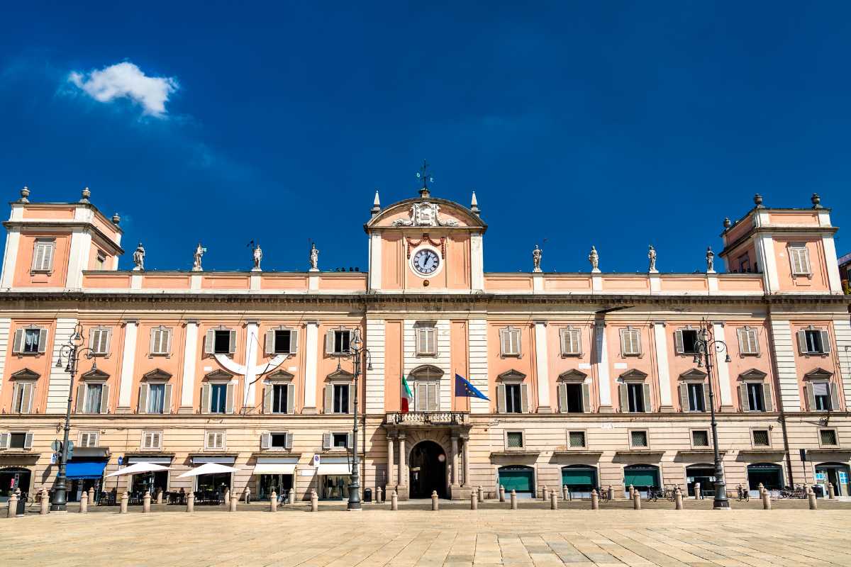 Vista panoramica di Piacenza con piazza dei Cavalli e colline circostanti