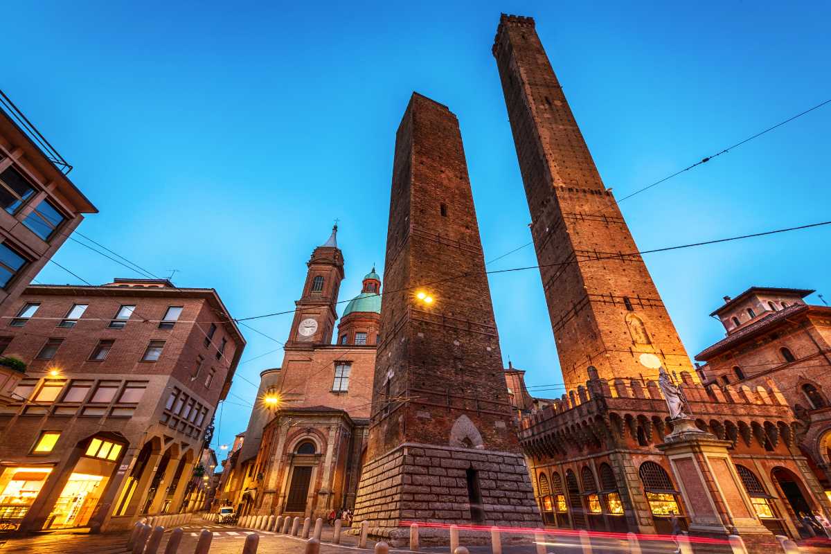 Una vista serale di Bologna con i suoi portici illuminati