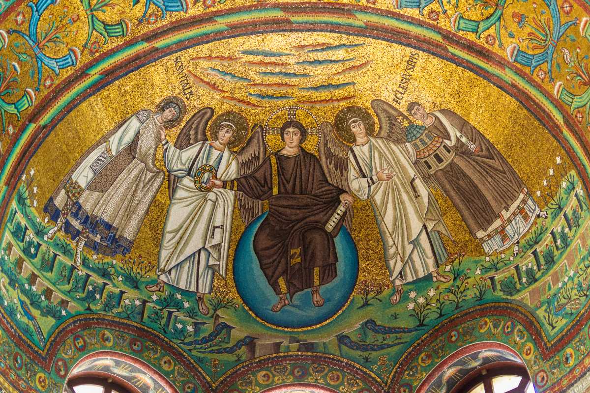 Bambini che esplorano i mosaici di Ravenna, ricco di colori e storia