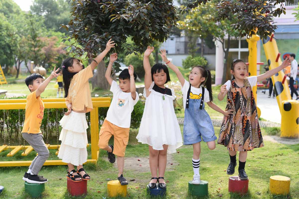 Bambini che giocano in un parco divertimenti a Rimini