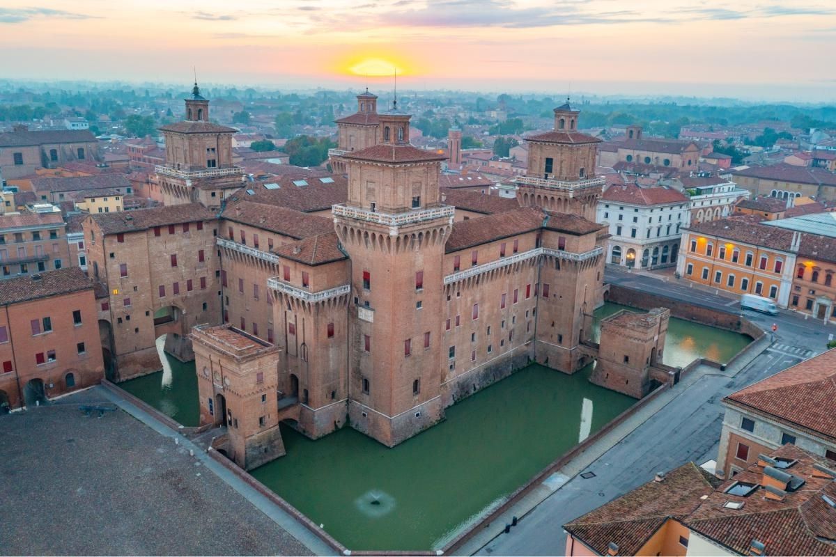 Panorama di Ferrara con il Castello Estense e le mura storiche
