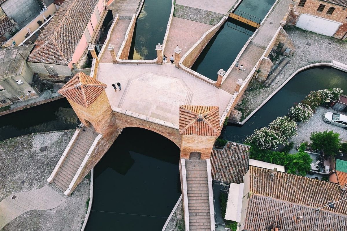 Scorcio di Comacchio con i suoi canali e il Ponte dei Trepponti