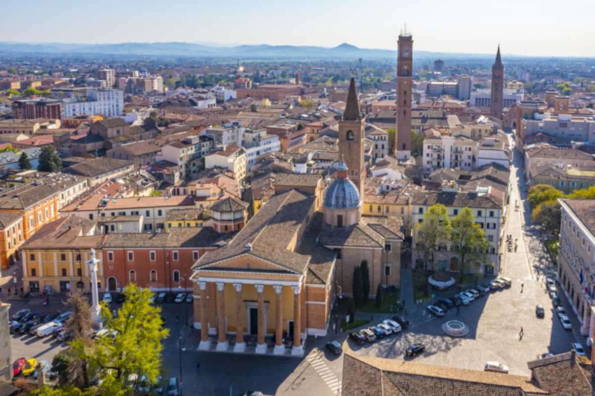 Panorama di Forlì con i suoi musei e architettura razionalista