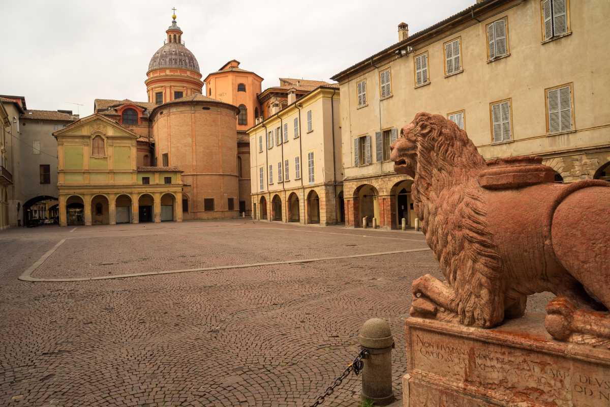 Vista panoramica di Reggio Emilia con monumenti storici e aree verdi