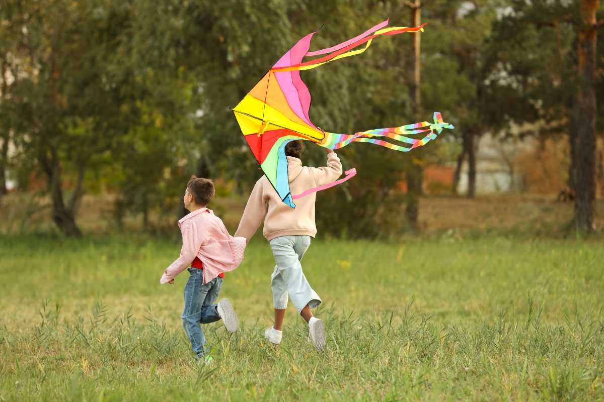 Bambini che giocano in un parco di Piacenza