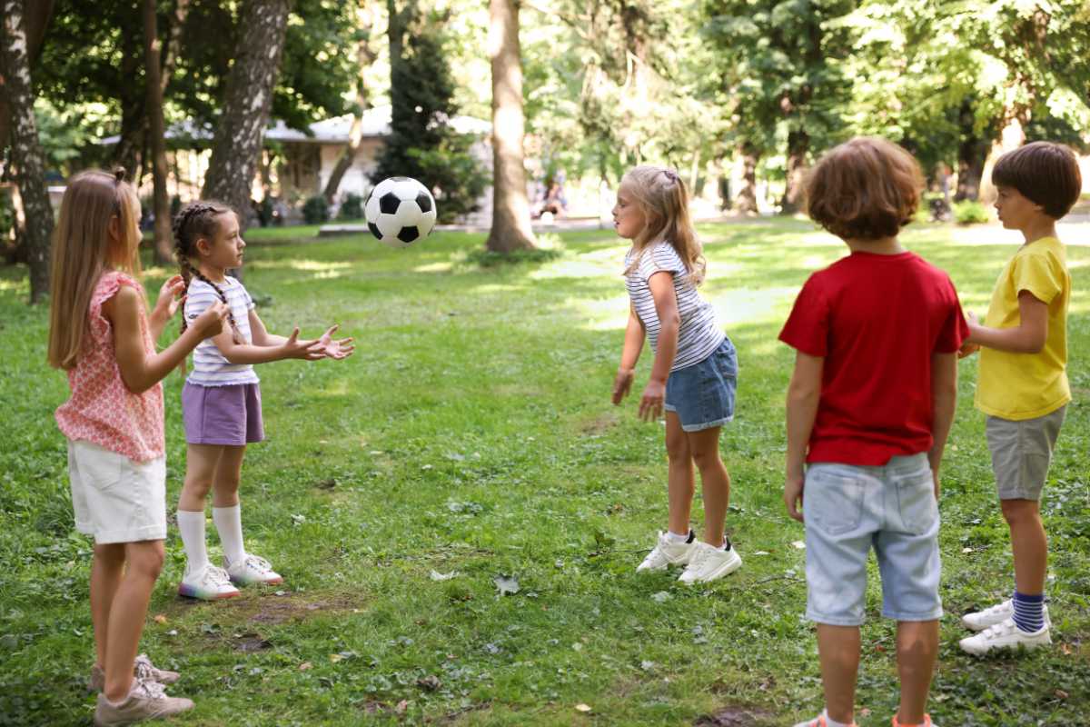 Vista panoramica di Reggio Emilia con bambini che giocano nei parchi
