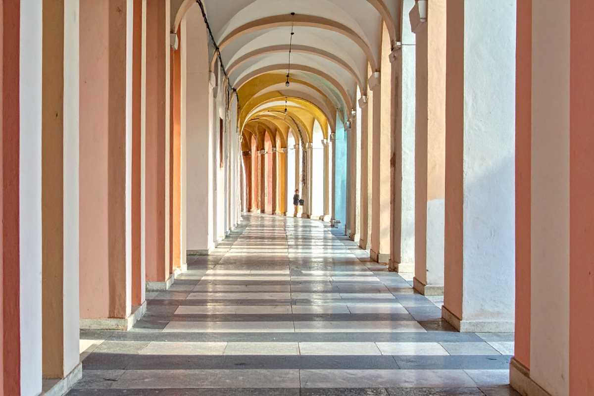 Panorama di Bologna con i suoi portici e la Torre degli Asinelli