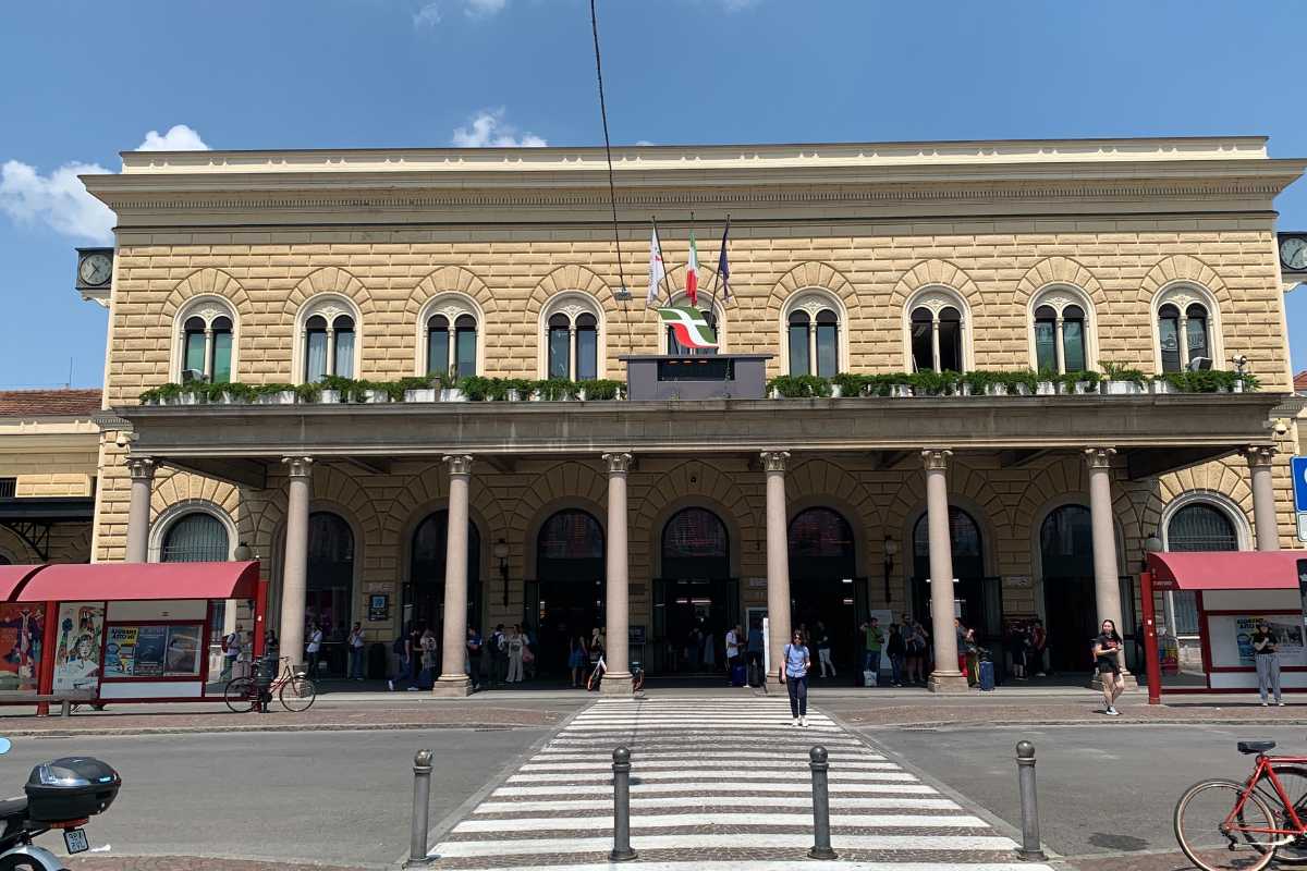 Interno della stazione di Bologna Centrale con passeggeri in attesa