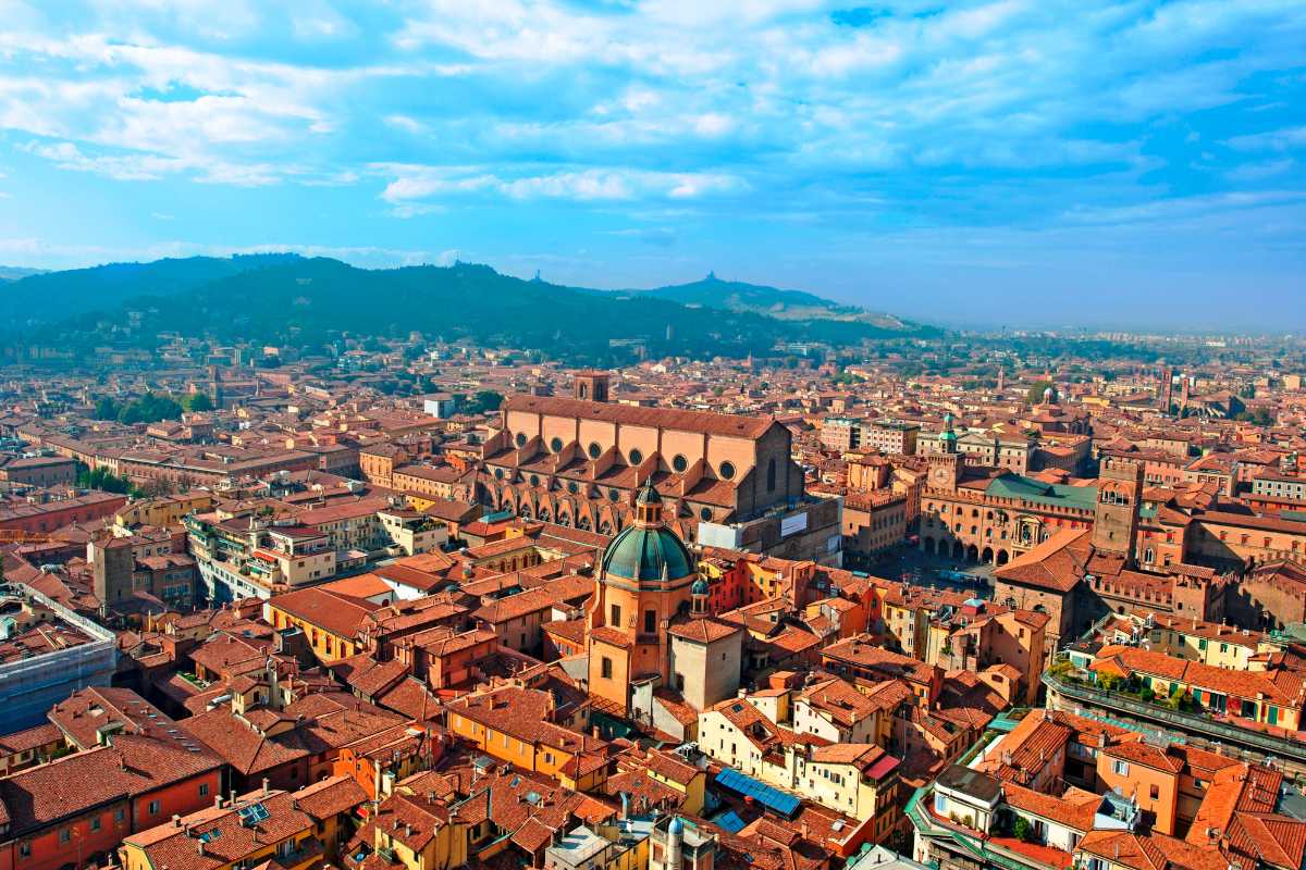 Vista panoramica di Bologna con i suoi portici e la Torre degli Asinelli, catturando l'essenza della città