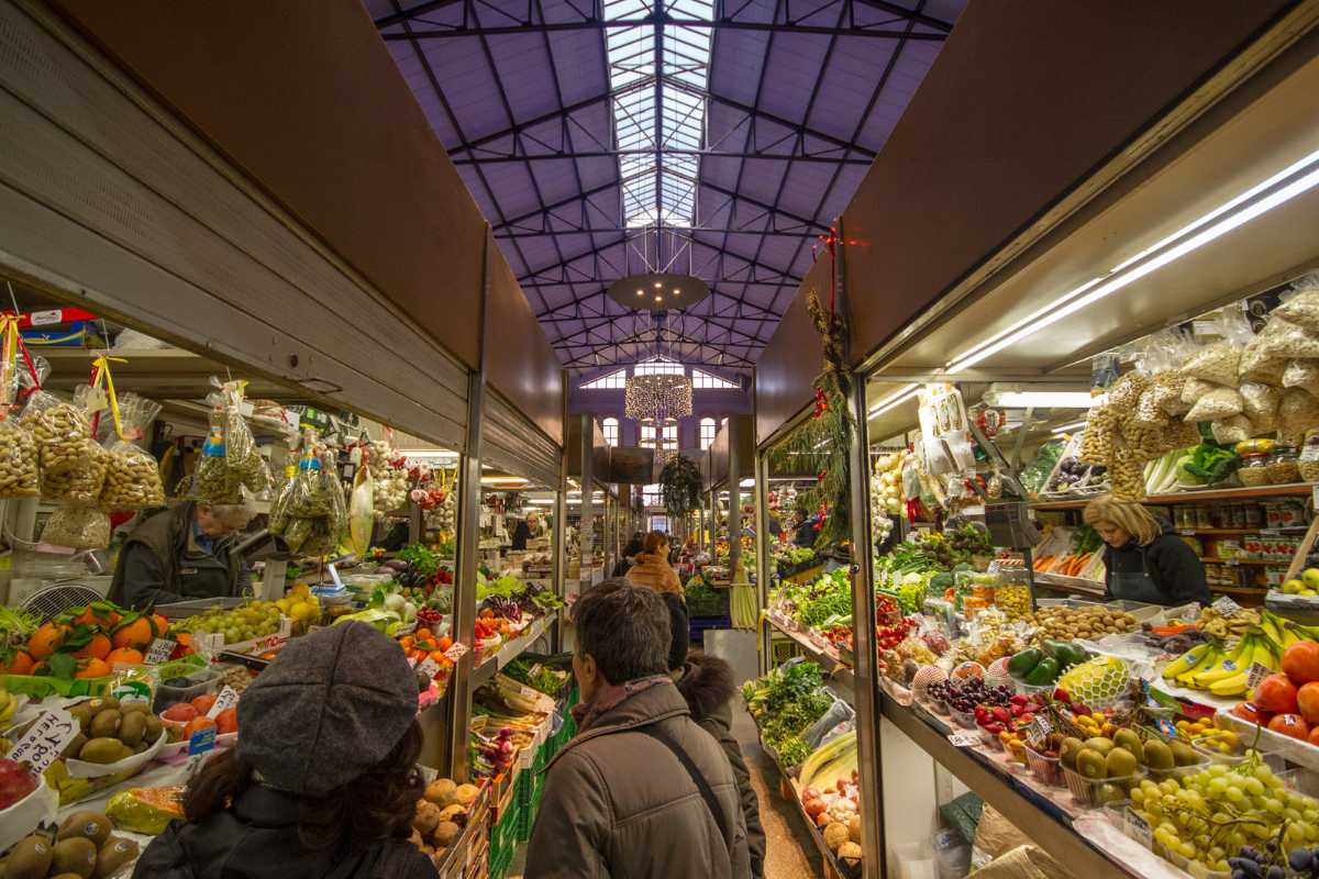 Mercato del Quadrilatero a Bologna, con bancarelle di prodotti tipici e un'atmosfera vivace