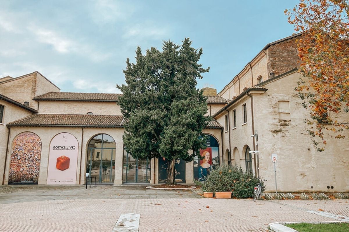 Veduta panoramica di Forlì con il Museo San Domenico e architettura razionalista sullo sfondo