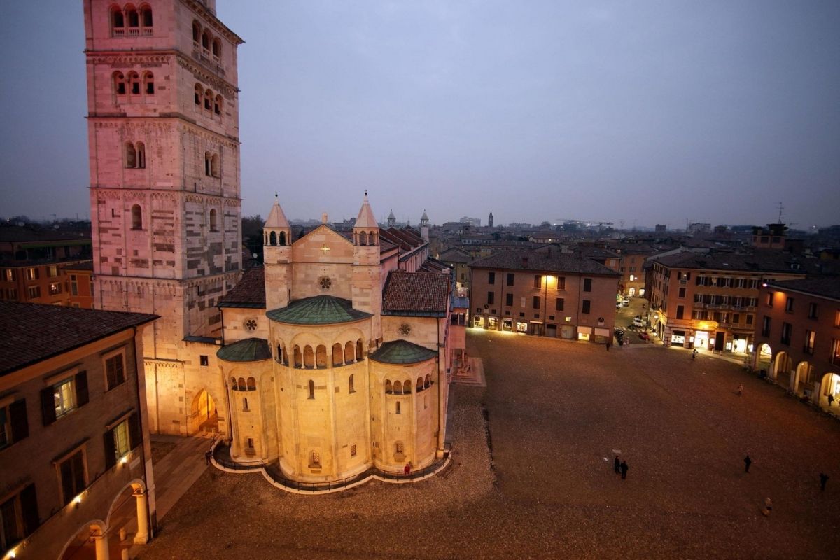 Vista panoramica di Modena con il Duomo e le torri, mostra la bellezza della città