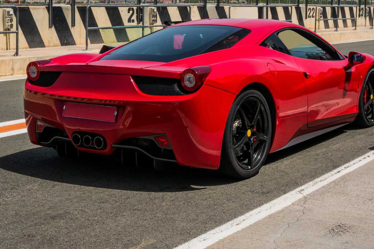 Dettaglio delle auto Ferrari e Maserati in esposizione, catturare l'essenza delle automobili di lusso