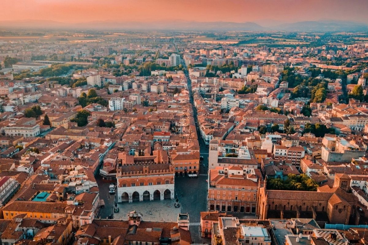 Vista panoramica di Piacenza con i suoi monumenti storici e i colli circostanti