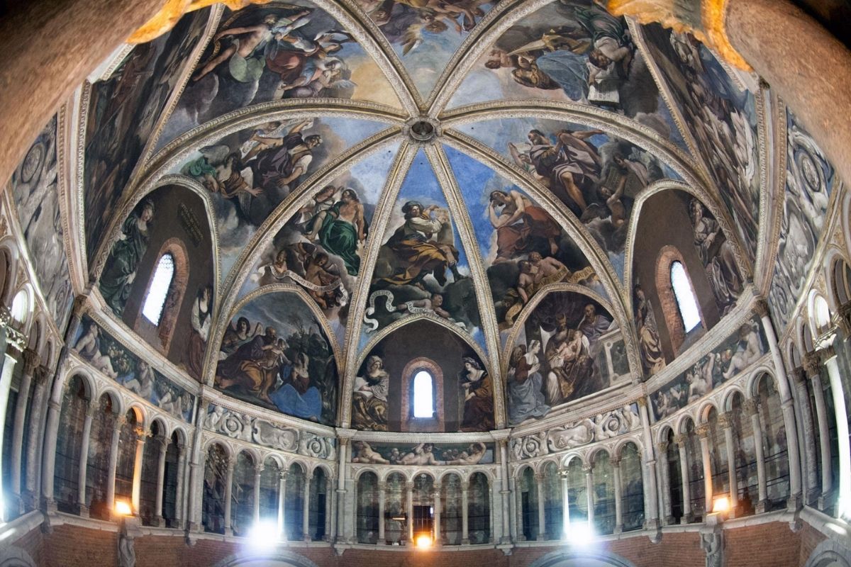 Interno della Cattedrale di Piacenza con affreschi e architettura