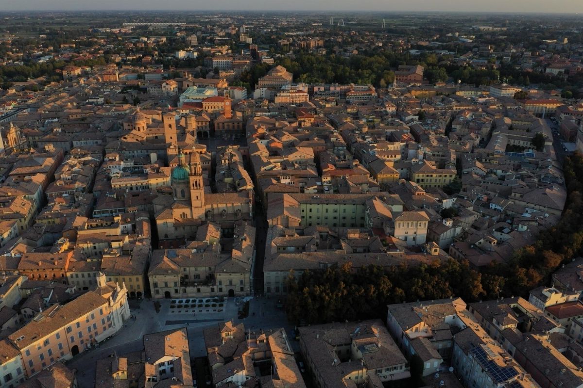Vista panoramica di Reggio Emilia con i suoi edifici storici e moderni